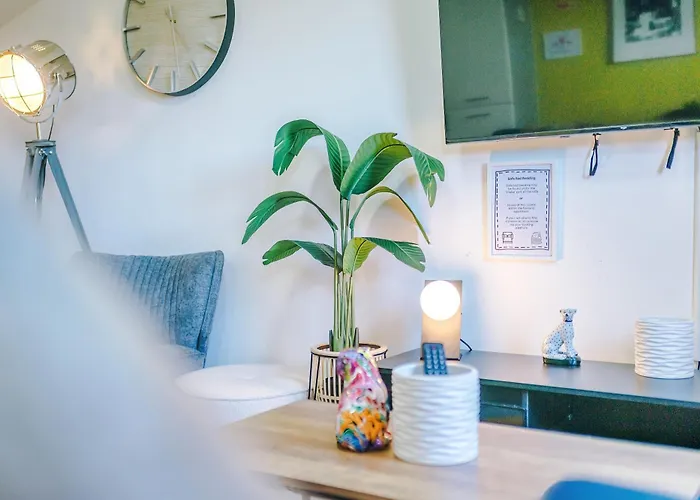 Huge 5 Bedroom Townhouse In Salford, Free Parking, Sleeps Up To 11 Guests Manchester