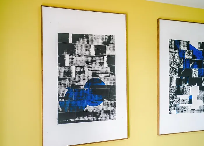 Huge 5 Bedroom Townhouse In Salford, Free Parking, Sleeps Up To 11 Guests