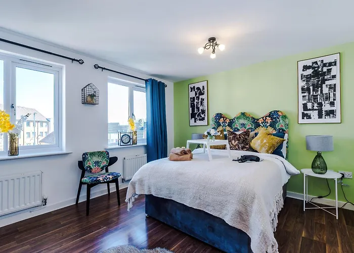 Huge 5 Bedroom Townhouse In Salford, Free Parking, Sleeps Up To 11 Guests Διαμέρισμα