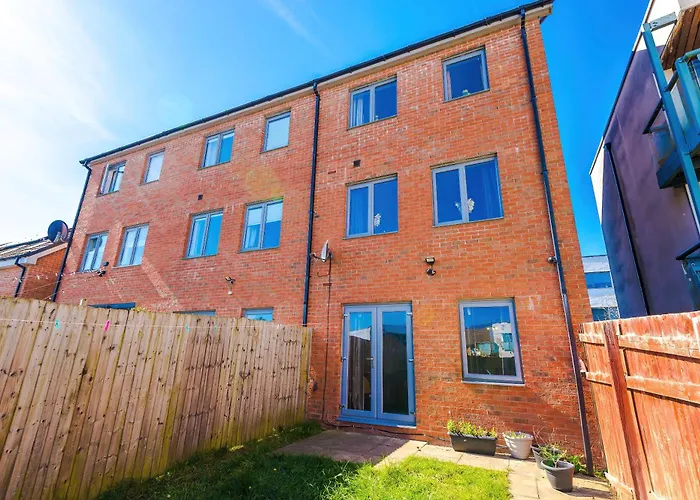 Huge 5 Bedroom Townhouse In Salford, Free Parking, Sleeps Up To 11 Guests Διαμέρισμα