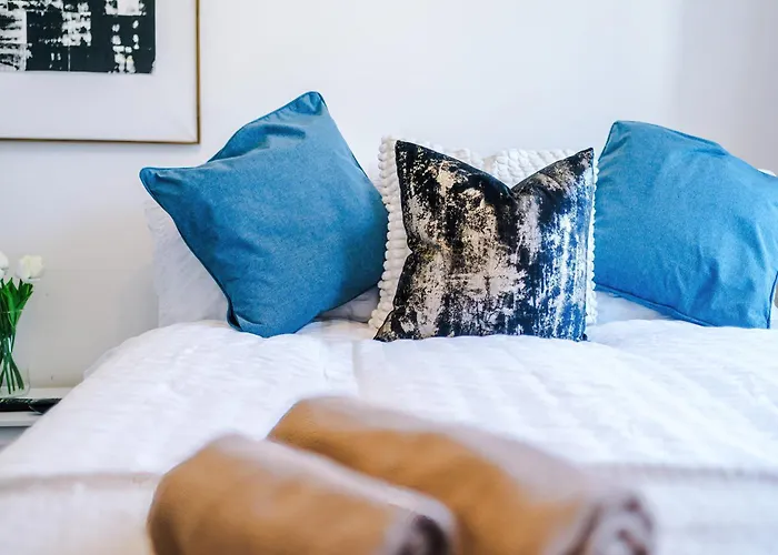 شقة Huge 5 Bedroom Townhouse In Salford, Free Parking, Sleeps Up To 11 Guests *