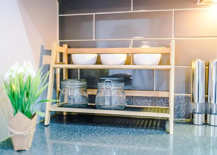 Huge 5 Bedroom Townhouse In Salford, Free Parking, Sleeps Up To 11 Guests مانشستر