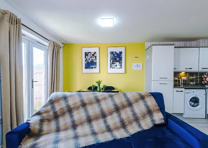 Huge 5 Bedroom Townhouse In Salford, Free Parking, Sleeps Up To 11 Guests