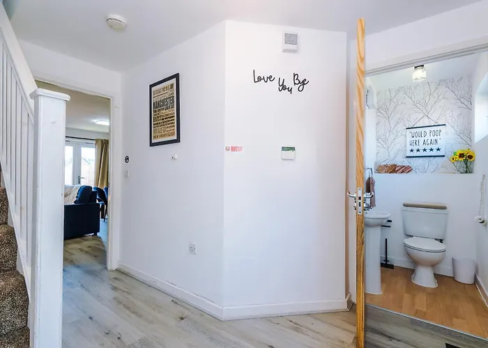 Apartmán Huge 5 Bedroom Townhouse In Salford, Free Parking, Sleeps Up To 11 Guests *