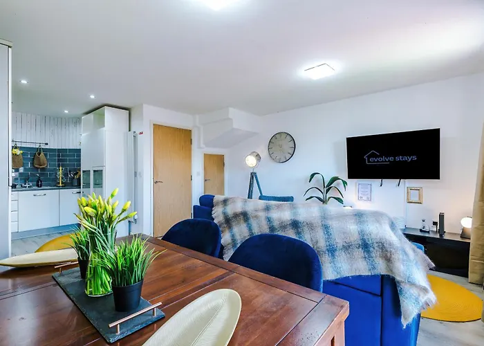 Huge 5 Bedroom Townhouse In Salford, Free Parking, Sleeps Up To 11 Guests شقة مانشستر