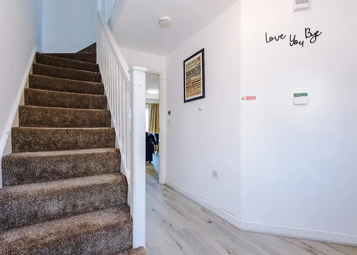 Διαμέρισμα Huge 5 Bedroom Townhouse In Salford, Free Parking, Sleeps Up To 11 Guests Μάντσεστερ