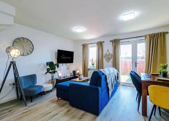 Huge 5 Bedroom Townhouse In Salford, Free Parking, Sleeps Up To 11 Guests *