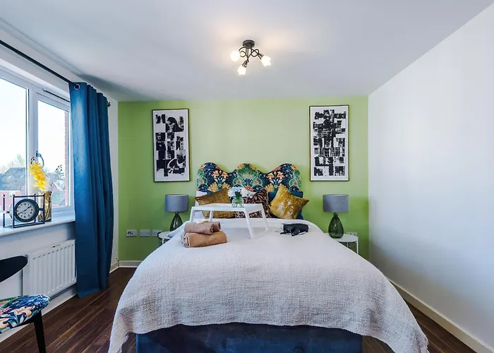 Huge 5 Bedroom Townhouse In Salford, Free Parking, Sleeps Up To 11 Guests شقة *