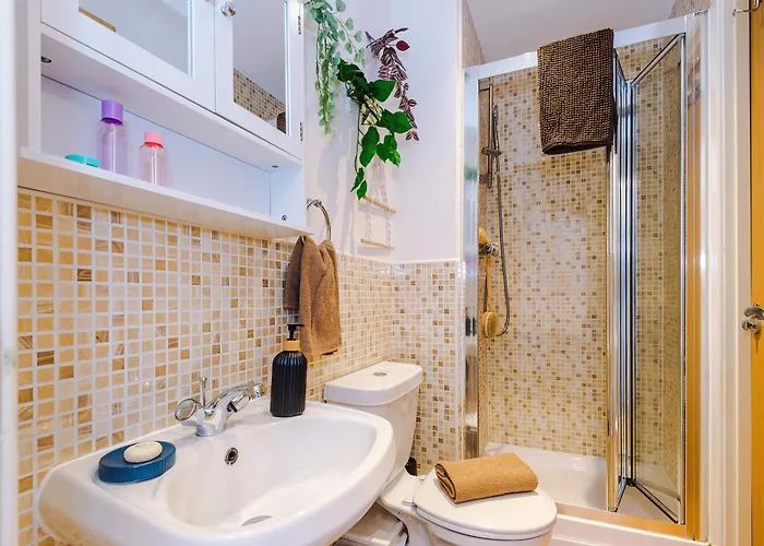 Huge 5 Bedroom Townhouse In Salford, Free Parking, Sleeps Up To 11 Guests