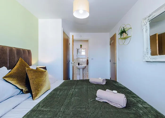 Huge 5 Bedroom Townhouse In Salford, Free Parking, Sleeps Up To 11 Guests Apartmán