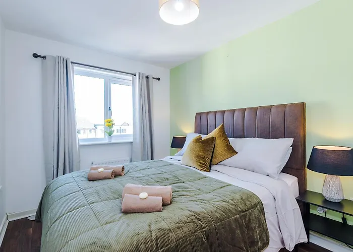 Huge 5 Bedroom Townhouse In Salford, Free Parking, Sleeps Up To 11 Guests شقة *