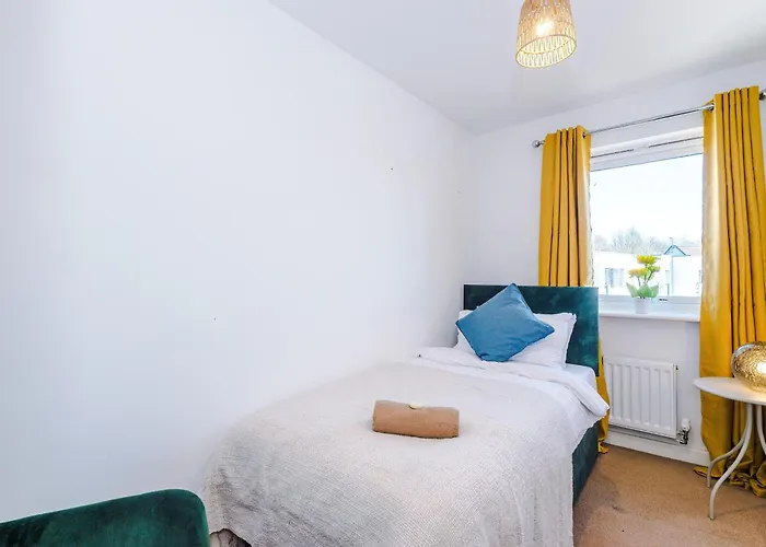 Huge 5 Bedroom Townhouse In Salford, Free Parking, Sleeps Up To 11 Guests *