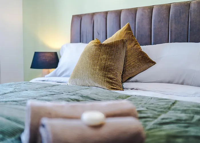 Huge 5 Bedroom Townhouse In Salford, Free Parking, Sleeps Up To 11 Guests *