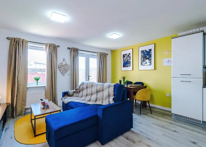 Huge 5 Bedroom Townhouse In Salford, Free Parking, Sleeps Up To 11 Guests مانشستر