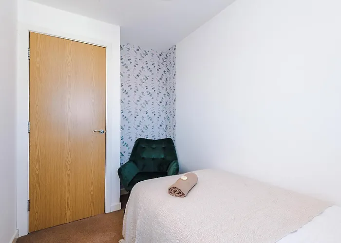 Huge 5 Bedroom Townhouse In Salford, Free Parking, Sleeps Up To 11 Guests Διαμέρισμα