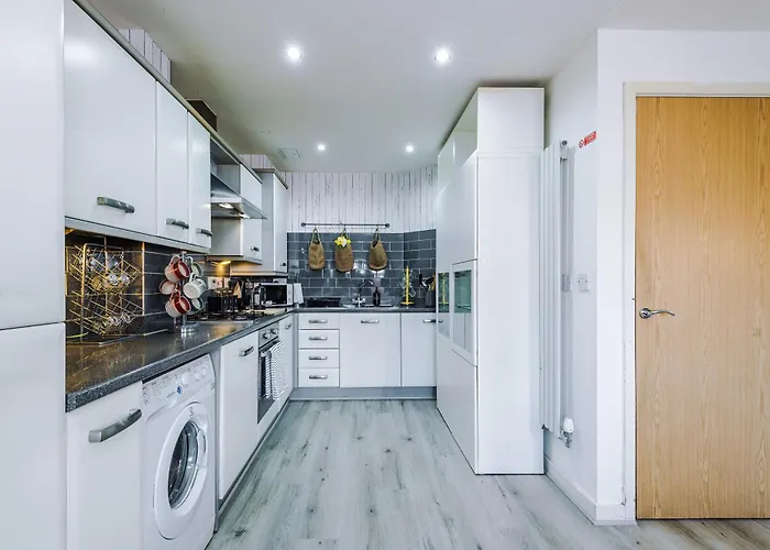 Huge 5 Bedroom Townhouse In Salford, Free Parking, Sleeps Up To 11 Guests شقة *