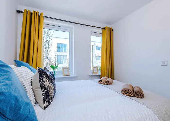 Huge 5 Bedroom Townhouse In Salford, Free Parking, Sleeps Up To 11 Guests * مانشستر