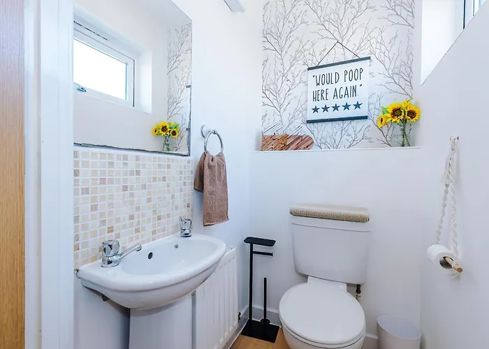 Huge 5 Bedroom Townhouse In Salford, Free Parking, Sleeps Up To 11 Guests