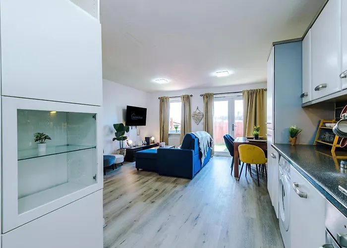 Huge 5 Bedroom Townhouse In Salford, Free Parking, Sleeps Up To 11 Guests * مانشستر