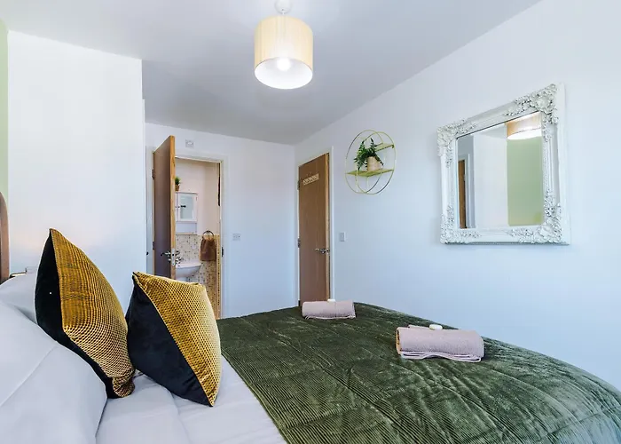 Huge 5 Bedroom Townhouse In Salford, Free Parking, Sleeps Up To 11 Guests Apartmán