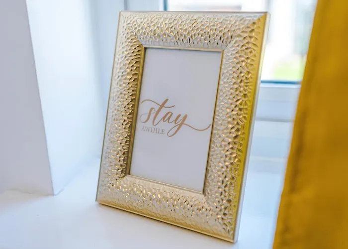 Huge 5 Bedroom Townhouse In Salford, Free Parking, Sleeps Up To 11 Guests شقة *