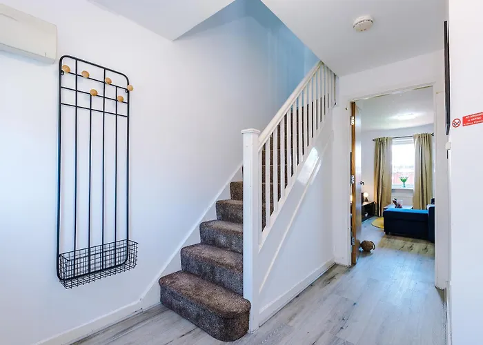 Huge 5 Bedroom Townhouse In Salford, Free Parking, Sleeps Up To 11 Guests *