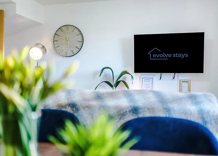 Huge 5 Bedroom Townhouse In Salford, Free Parking, Sleeps Up To 11 Guests