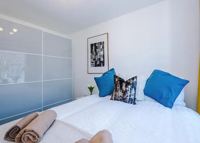 شقة Huge 5 Bedroom Townhouse In Salford, Free Parking, Sleeps Up To 11 Guests