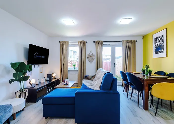 شقة Huge 5 Bedroom Townhouse In Salford, Free Parking, Sleeps Up To 11 Guests *