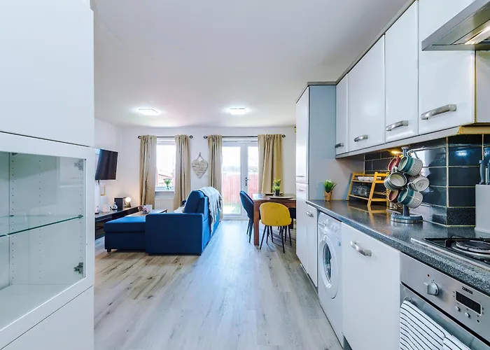 شقة Huge 5 Bedroom Townhouse In Salford, Free Parking, Sleeps Up To 11 Guests *