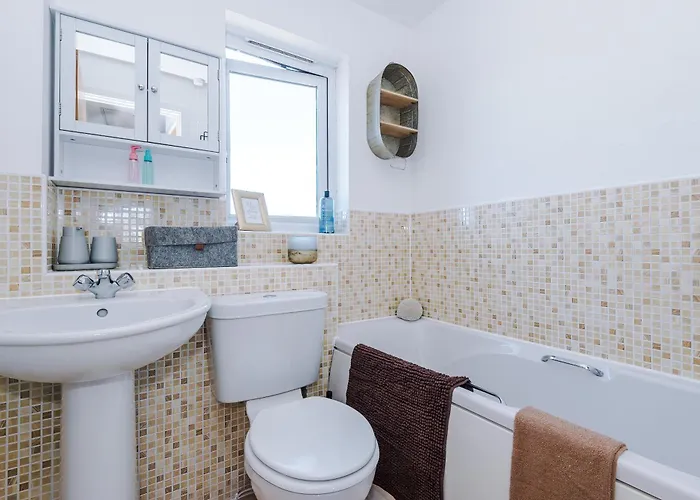 Apartmán Huge 5 Bedroom Townhouse In Salford, Free Parking, Sleeps Up To 11 Guests Manchester