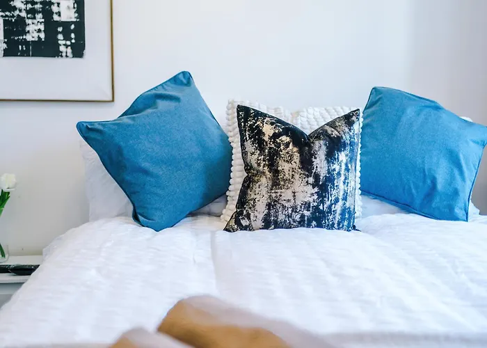 Huge 5 Bedroom Townhouse In Salford, Free Parking, Sleeps Up To 11 Guests *