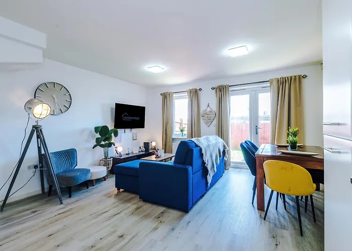 Huge 5 Bedroom Townhouse In Salford, Free Parking, Sleeps Up To 11 Guests Manchester