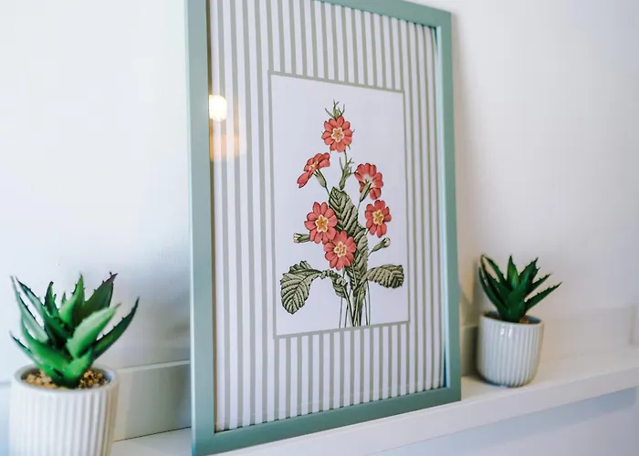 Huge 5 Bedroom Townhouse In Salford, Free Parking, Sleeps Up To 11 Guests شقة