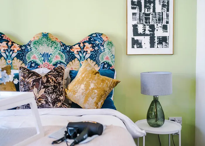 Huge 5 Bedroom Townhouse In Salford, Free Parking, Sleeps Up To 11 Guests *