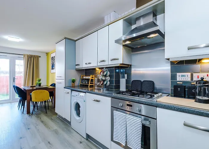Huge 5 Bedroom Townhouse In Salford, Free Parking, Sleeps Up To 11 Guests Μάντσεστερ