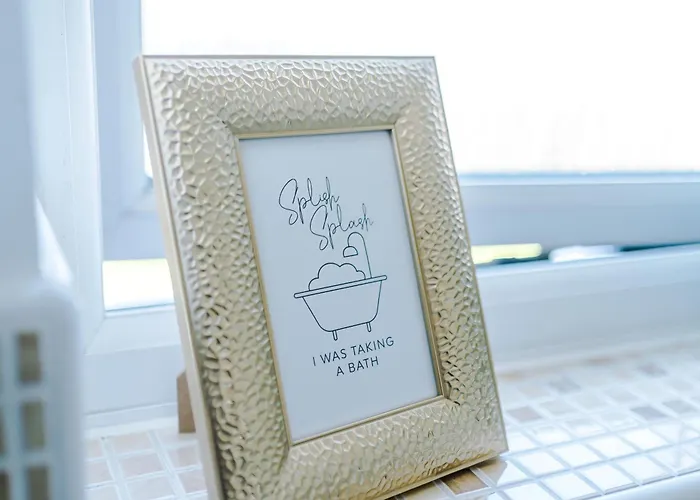 Huge 5 Bedroom Townhouse In Salford, Free Parking, Sleeps Up To 11 Guests * مانشستر