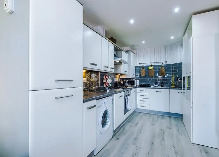 Huge 5 Bedroom Townhouse In Salford, Free Parking, Sleeps Up To 11 Guests Διαμέρισμα