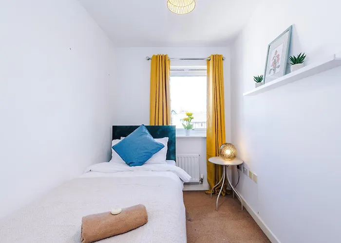 شقة Huge 5 Bedroom Townhouse In Salford, Free Parking, Sleeps Up To 11 Guests