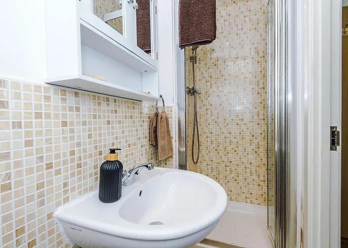 Huge 5 Bedroom Townhouse In Salford, Free Parking, Sleeps Up To 11 Guests Apartmán *