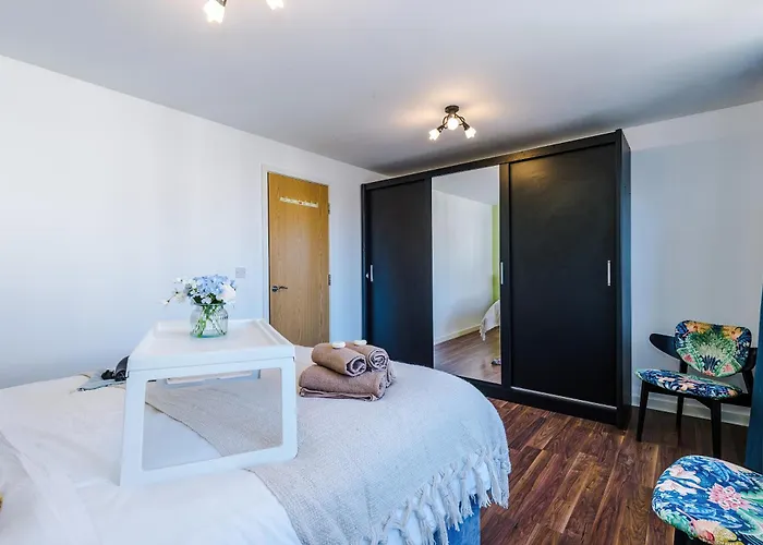 Huge 5 Bedroom Townhouse In Salford, Free Parking, Sleeps Up To 11 Guests شقة مانشستر