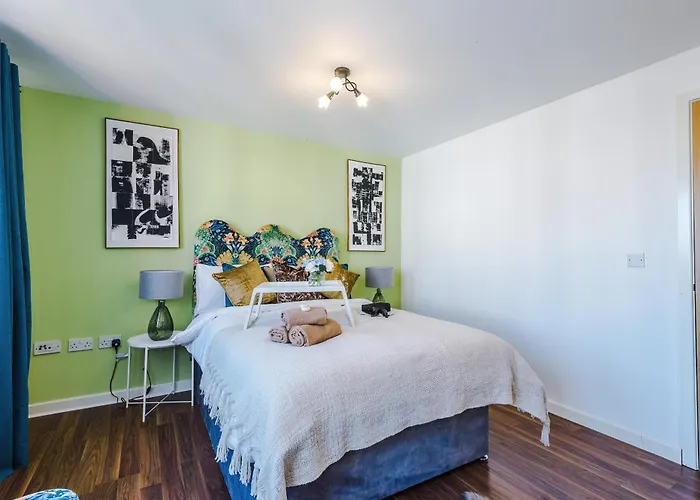 Huge 5 Bedroom Townhouse In Salford, Free Parking, Sleeps Up To 11 Guests *