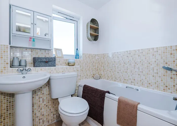 Huge 5 Bedroom Townhouse In Salford, Free Parking, Sleeps Up To 11 Guests * مانشستر