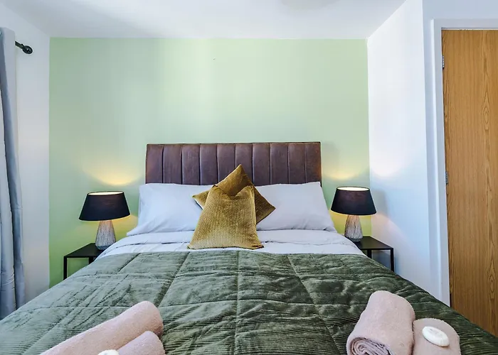 Huge 5 Bedroom Townhouse In Salford, Free Parking, Sleeps Up To 11 Guests Apartmán *