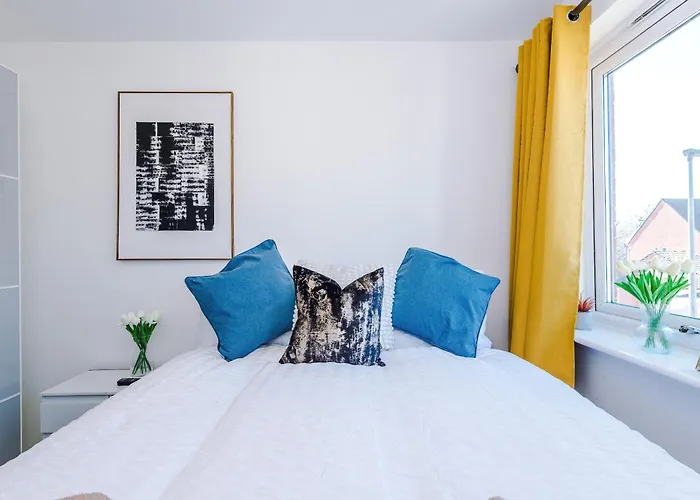 شقة Huge 5 Bedroom Townhouse In Salford, Free Parking, Sleeps Up To 11 Guests *