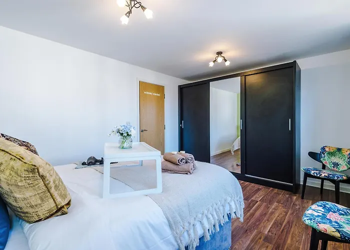 Huge 5 Bedroom Townhouse In Salford, Free Parking, Sleeps Up To 11 Guests