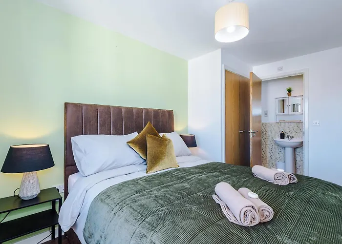 Huge 5 Bedroom Townhouse In Salford, Free Parking, Sleeps Up To 11 Guests Διαμέρισμα