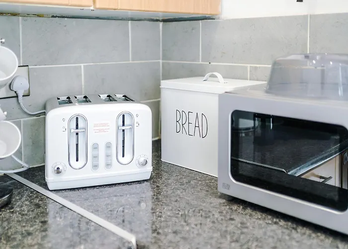 Incredible 4bedroom In Salford, Game Room, Free Parking, Smart Tv *