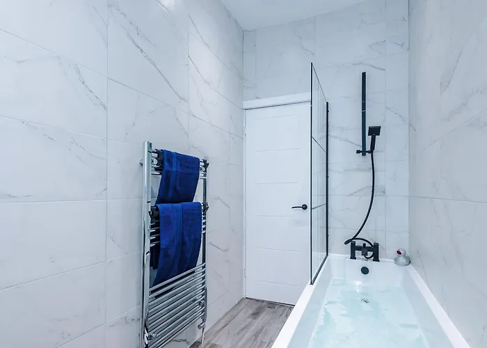 Incredible 4bedroom In Salford, Game Room, Free Parking, Smart Tv