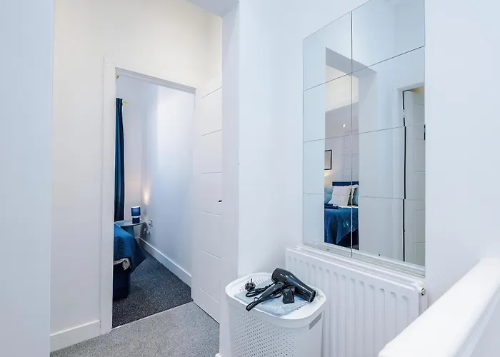 Incredible 4bedroom In Salford, Game Room, Free Parking, Smart Tv